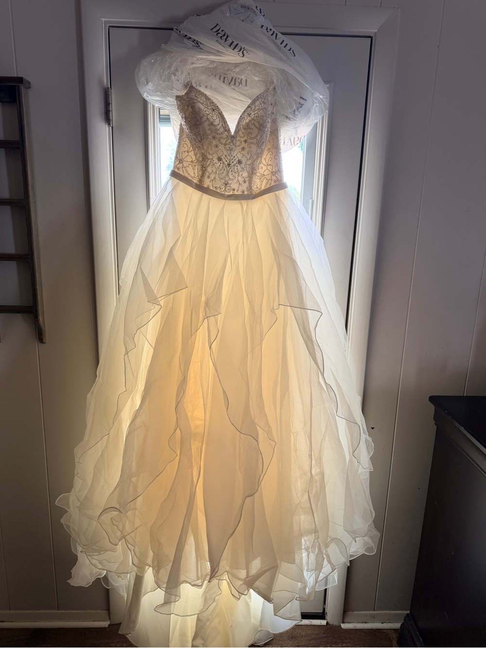 Vera Wang Ivory Beaded Wedding Dress Size 10 Never Worn WG3903